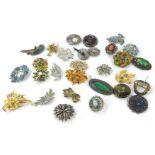 Various costume jewellery brooches, to include enamel and paste stone set brooches, agate set