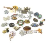 A quantity of vintage costume brooches, to include paste stone set brooches, silver plated and stone