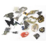 Various costume jewellery brooches, to include a silver frog, paste stone set Art Deco style bow