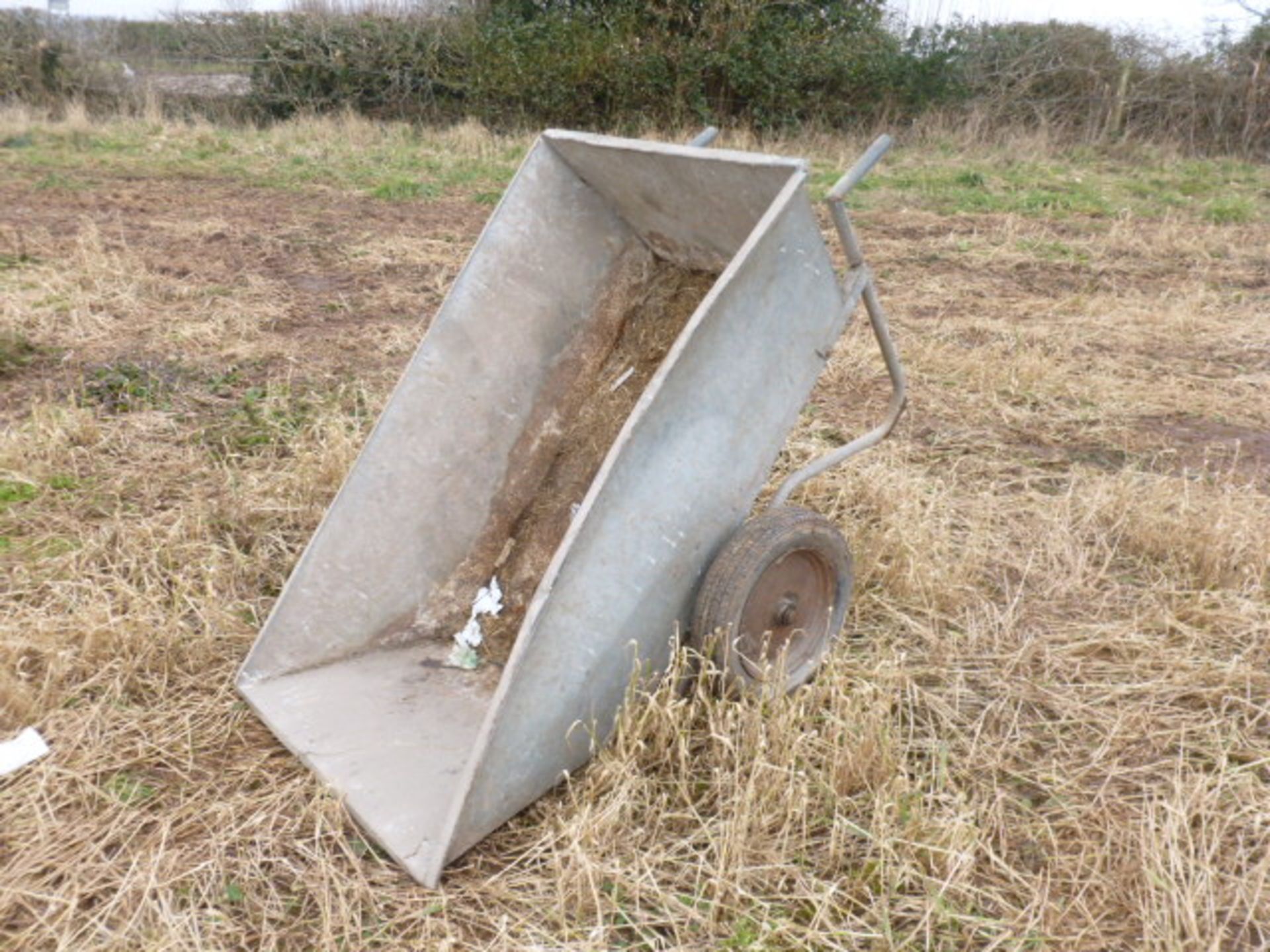 LARGE FEED BARROW