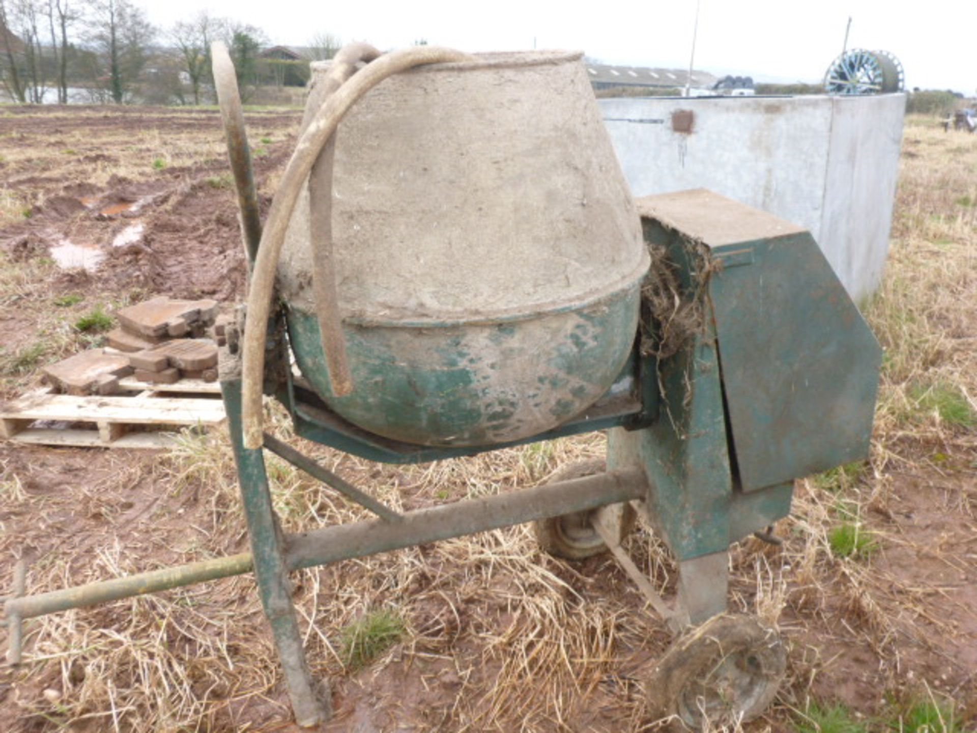 CEMENT MIXER - Image 2 of 2