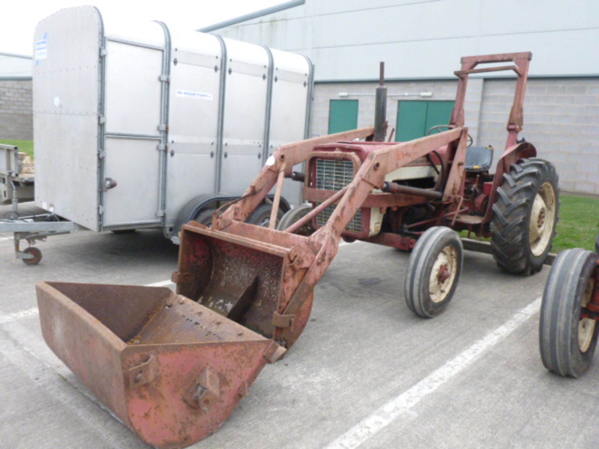 1970 INT 434 TRACTOR C/W LOADER SAW150H C/W BUCKET - Image 4 of 4