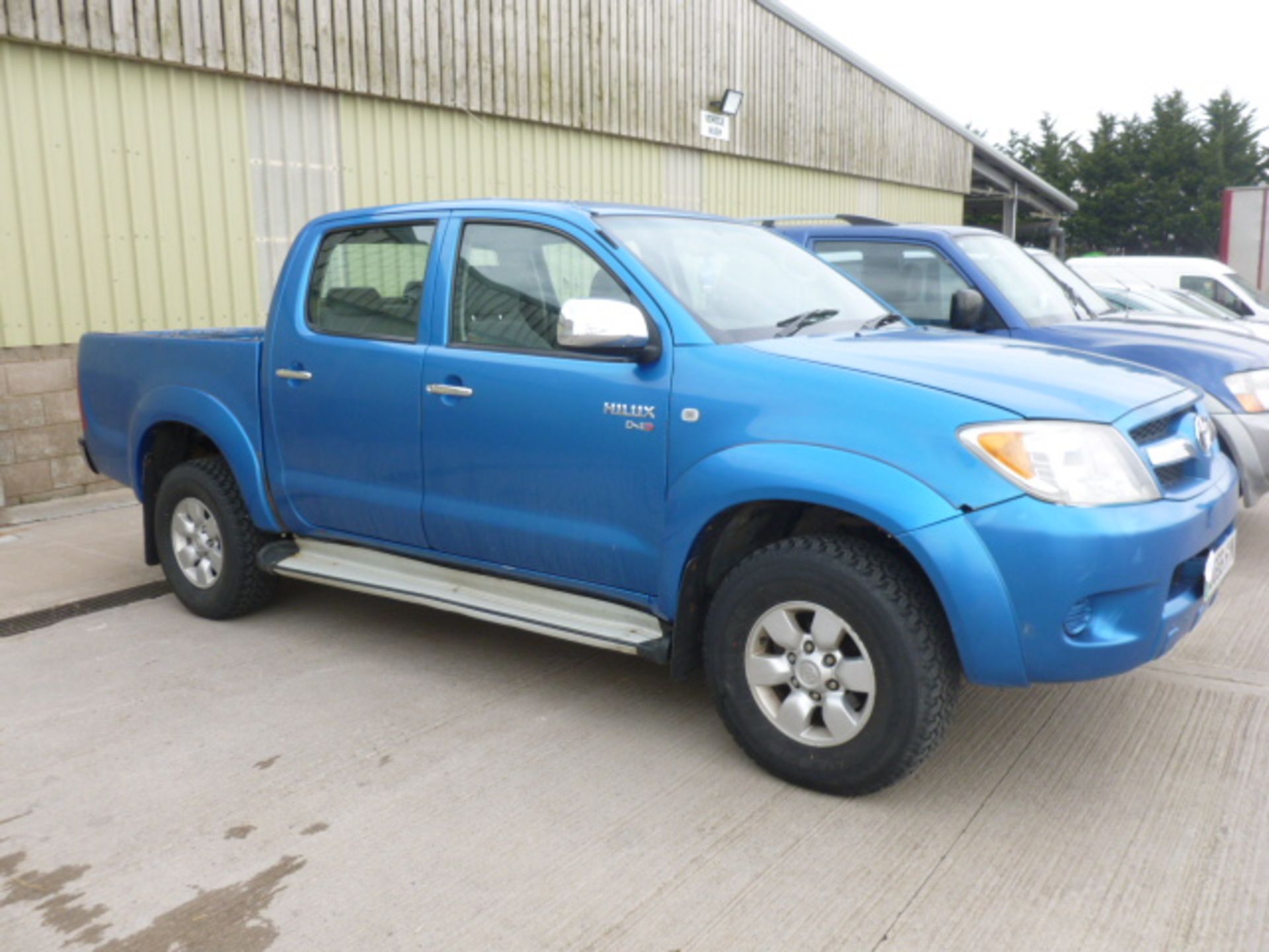 DG56 HYN TOYOTA HILUX DOUBLE CAB COLOUR BLUE 163,000 MILES MOT 26TH OF AUGUST 2018 PLUS VAT - Image 2 of 4