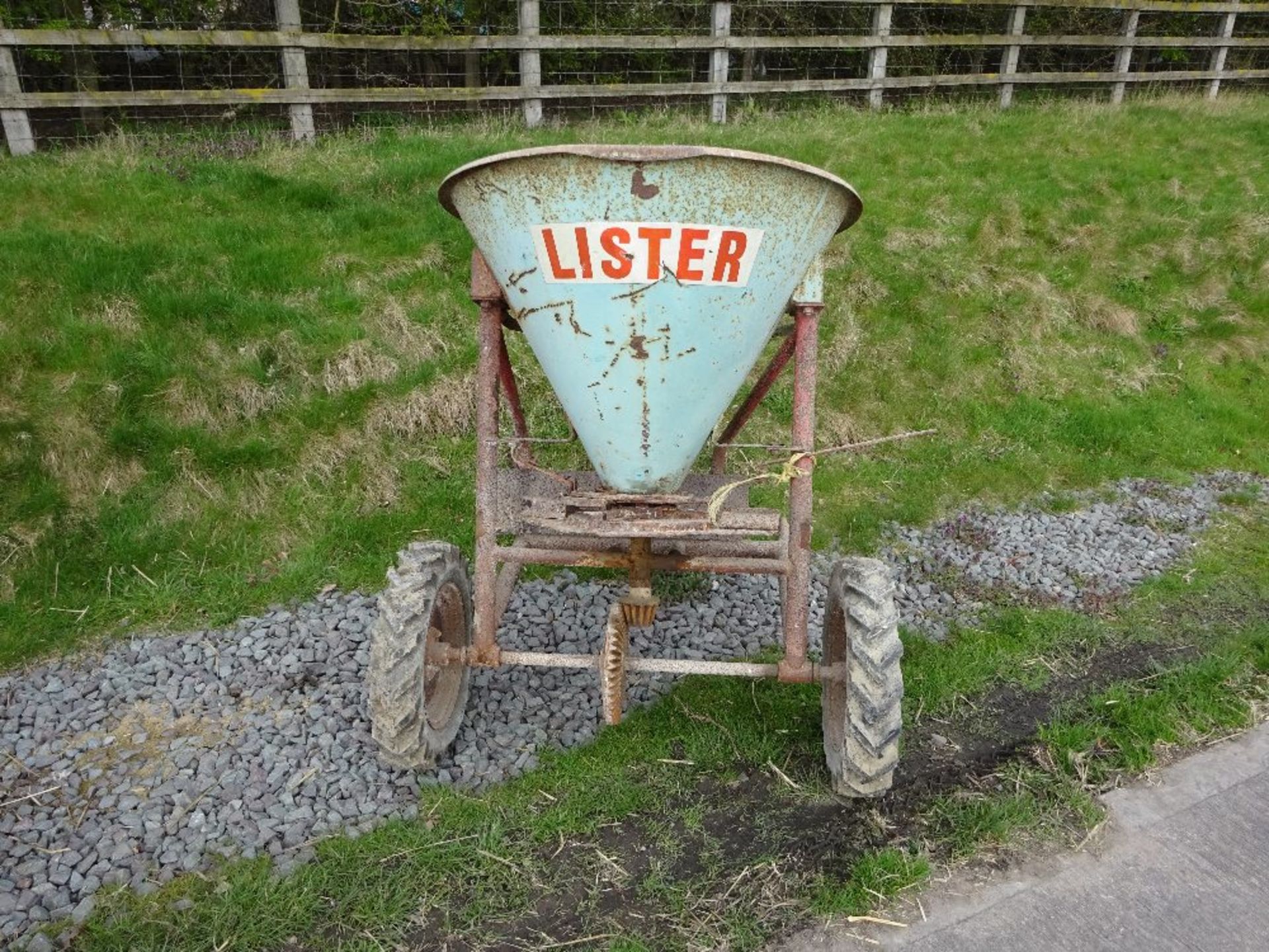 LISTER FERTILISER SPINNER