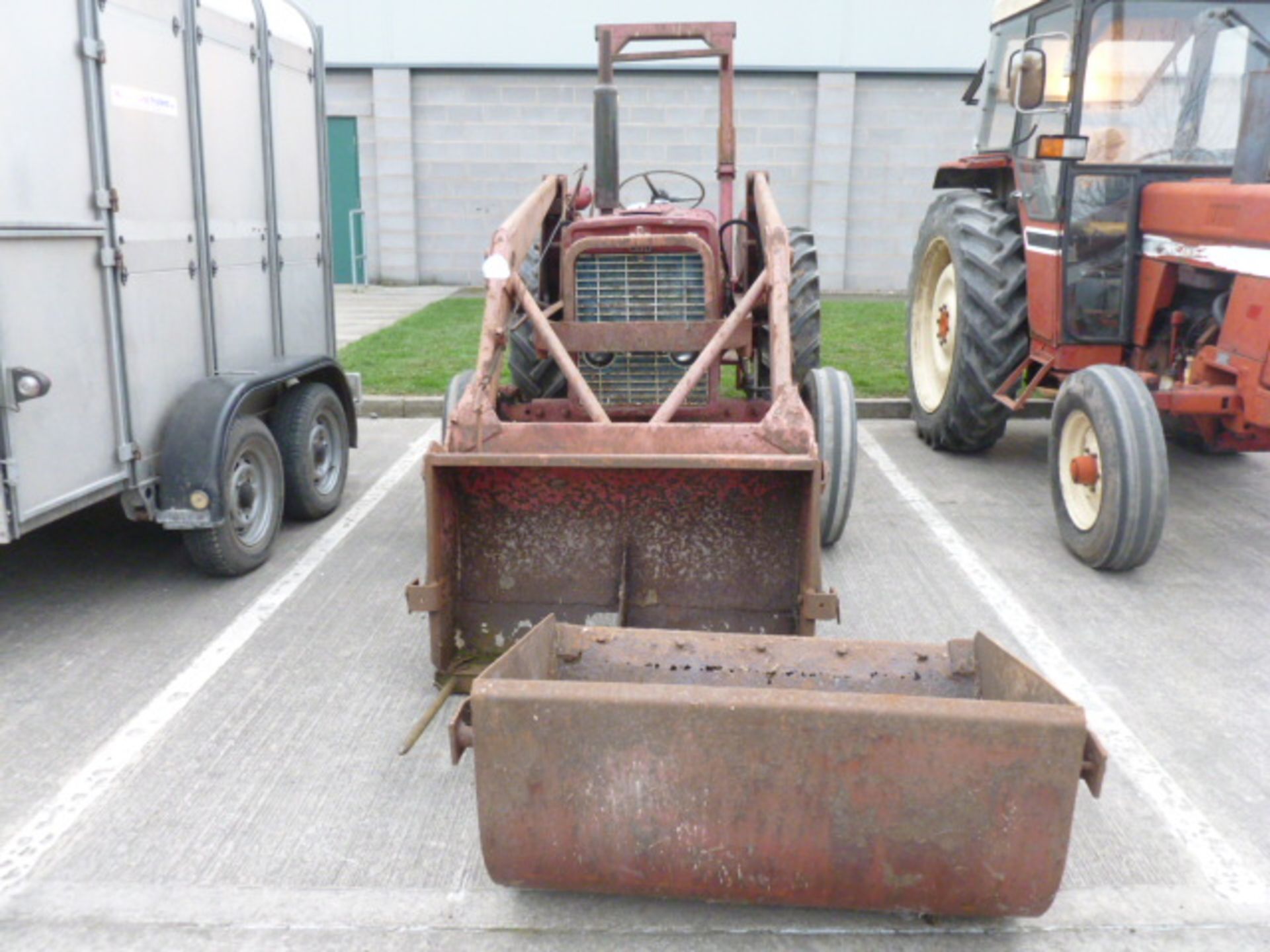 1970 INT 434 TRACTOR C/W LOADER SAW150H C/W BUCKET