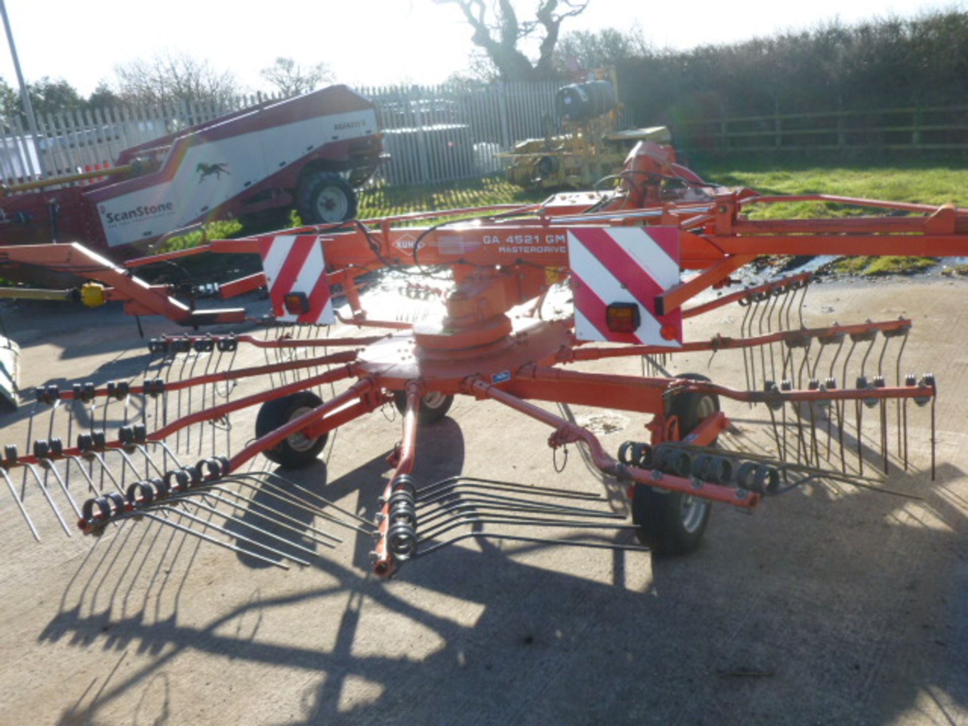 2001 KUHN 4.5 BSINGLE ROTA RAKE C/W OPERATOR MANUAL - Image 2 of 2