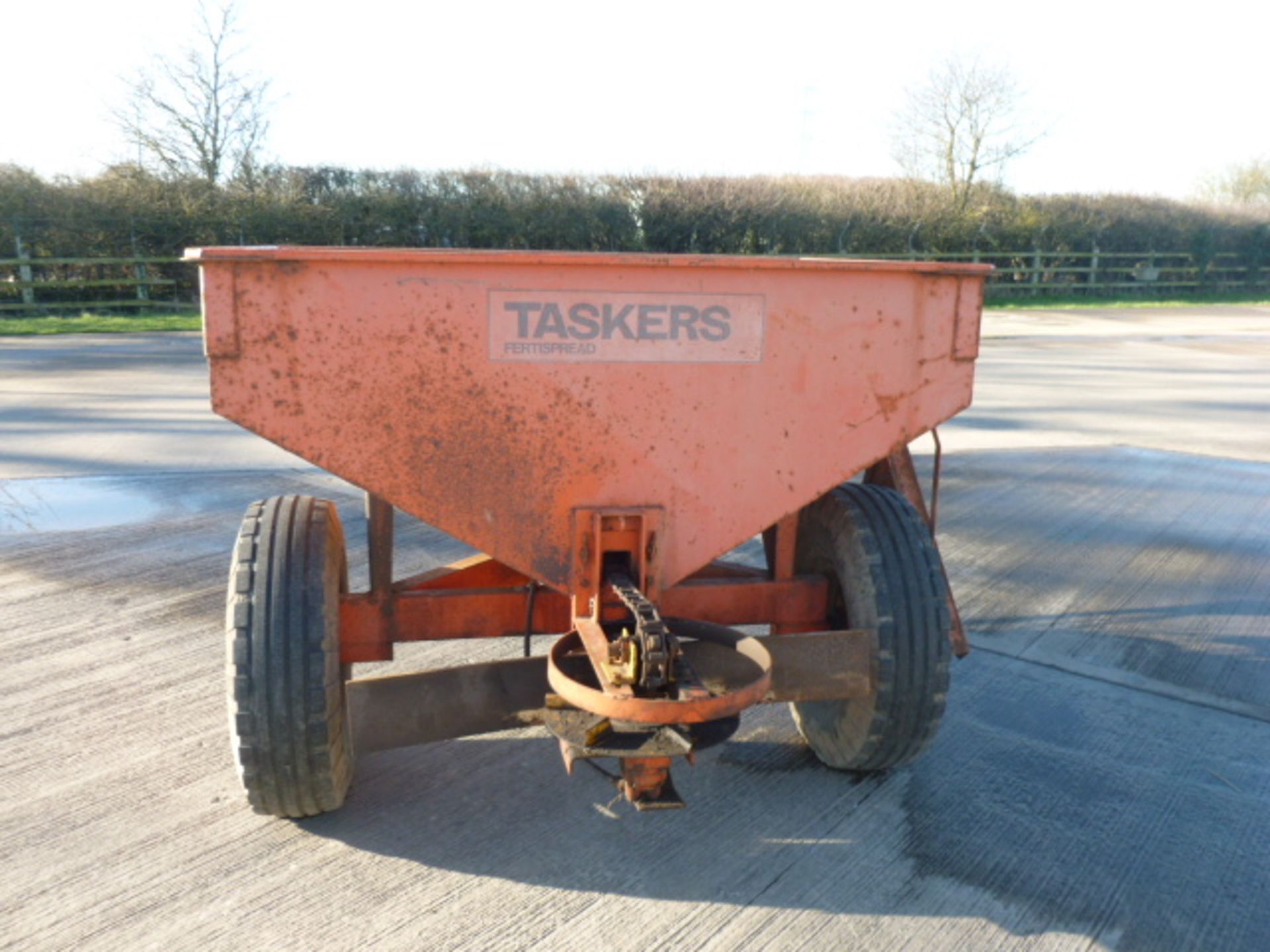 TASKER TRAILED FERTILIZER SPREADER - Image 2 of 2