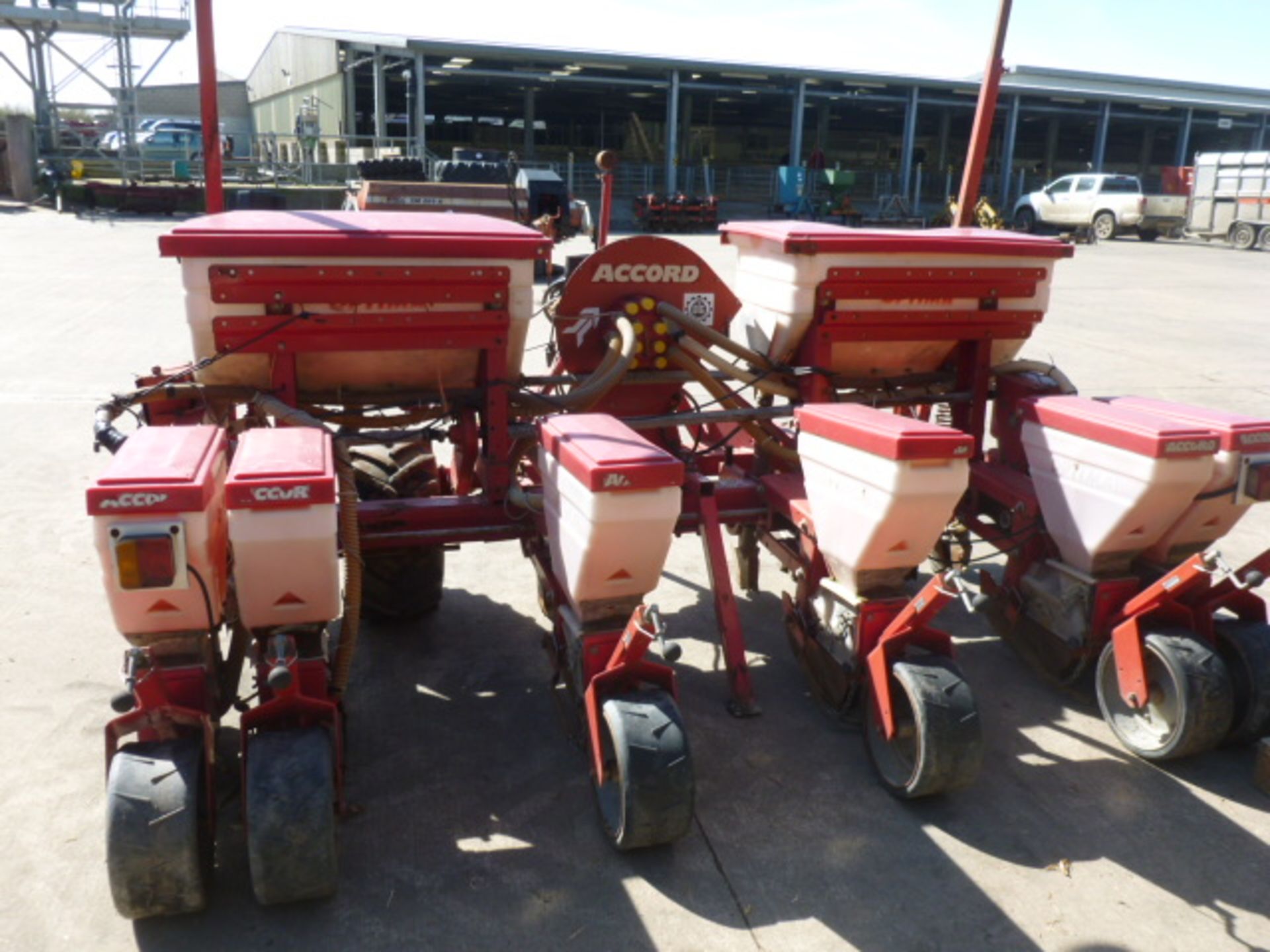 OPTIMA ACCORD 6 ROW MAIZE DRILL SUFFOLK TYPE COULTERS PTO DRIVEN FAN FERTILISER TANK - Image 2 of 2