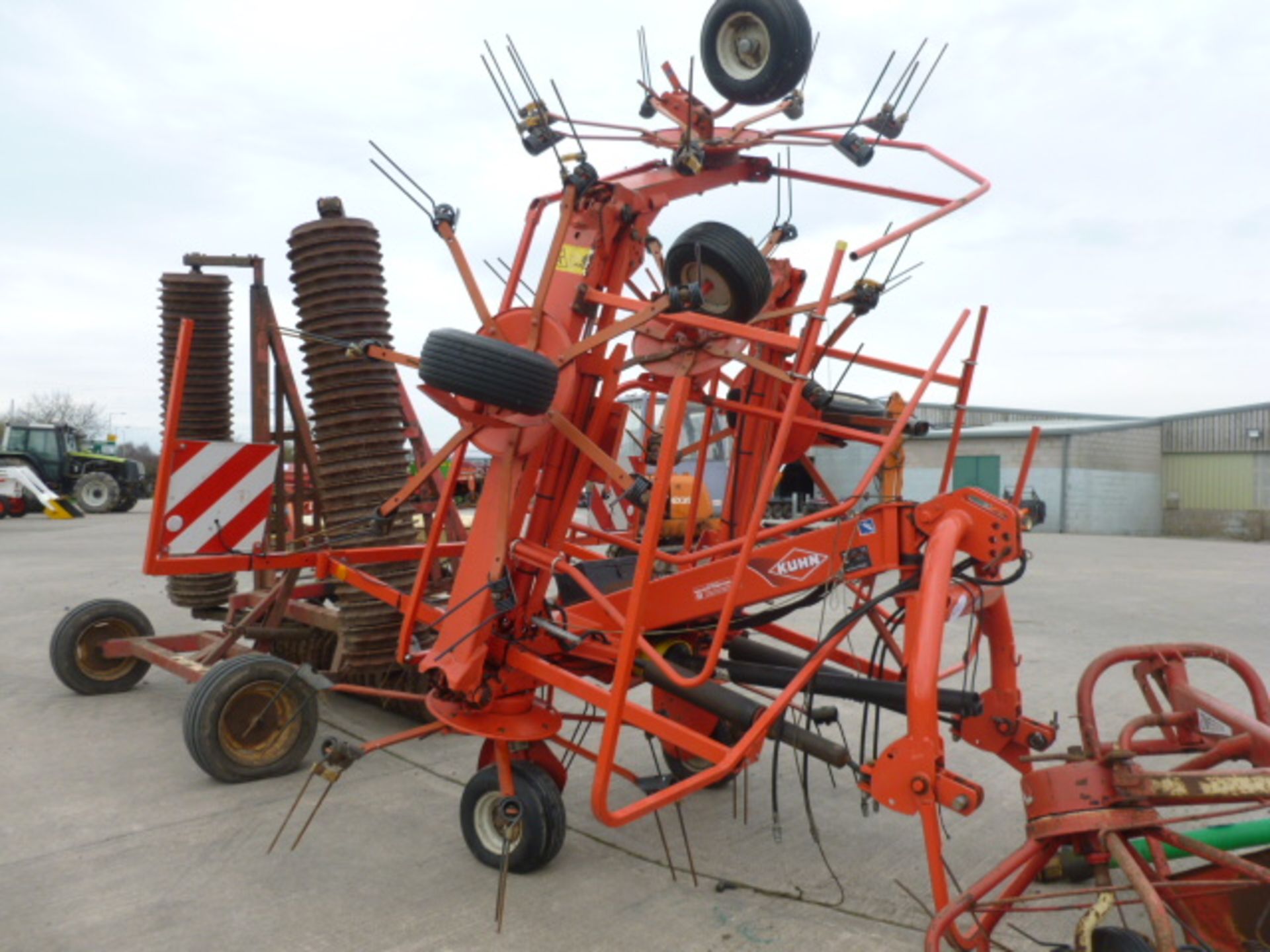 2009 KUHN GF7802 6 ROTOR TEDDER