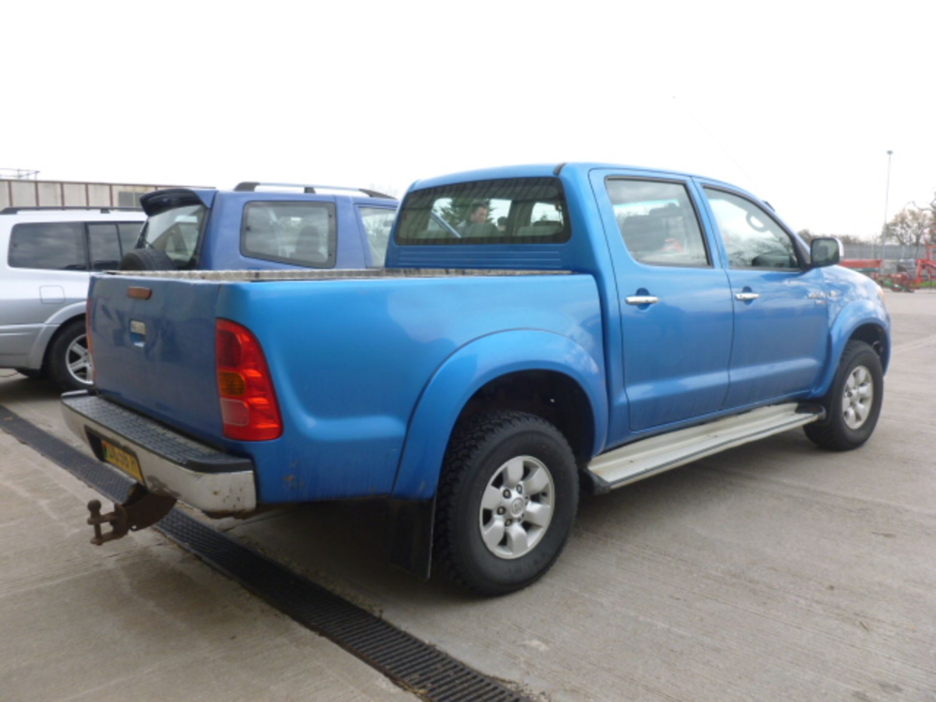 DG56 HYN TOYOTA HILUX DOUBLE CAB COLOUR BLUE 163,000 MILES MOT 26TH OF AUGUST 2018 PLUS VAT - Image 3 of 4