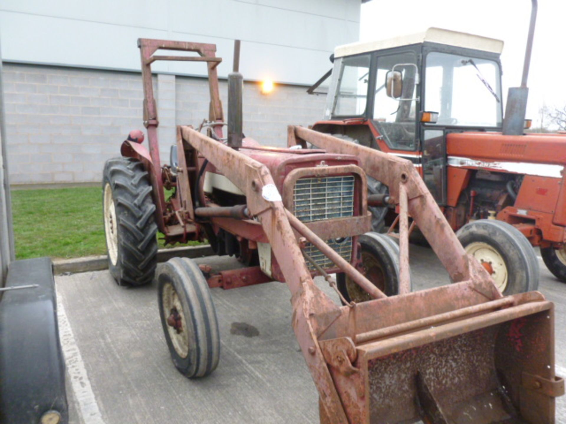 1970 INT 434 TRACTOR C/W LOADER SAW150H C/W BUCKET - Image 2 of 4
