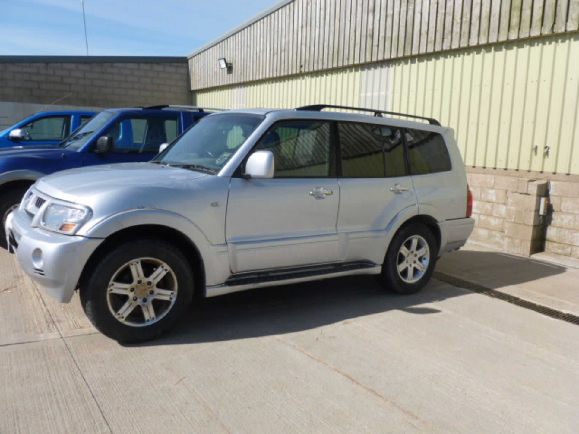 PE54 EWL MITSUBISHI SHOGUN 3.2 DID AUTO COLOUR SILVER 181.000 MILES - Image 2 of 5