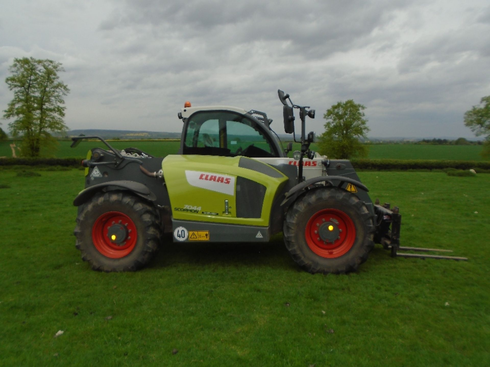 CLAAS SCORPION 7044 VARIPOWER LOADER - Image 2 of 4