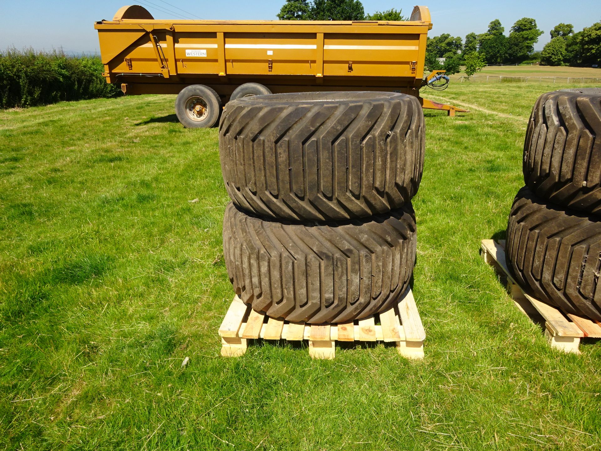 SET OF FLOTATION TYRES 550/45 R22.5