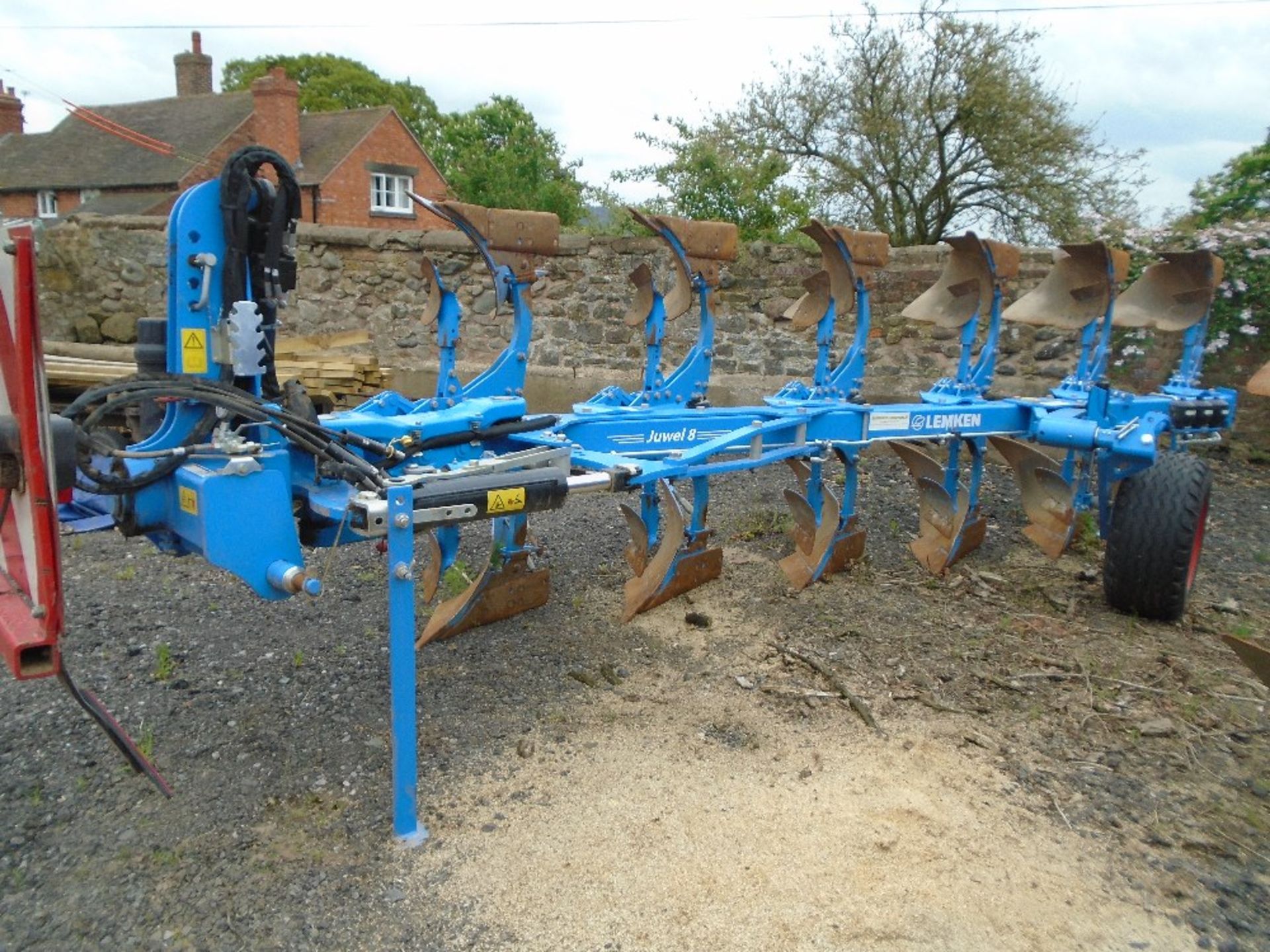 2016 LEMKEN JUWEL 8 AUTO RESET C/W ELECTRIC PITCH AND FRONT FURROW ADJ LONG MOULDING BOARDS