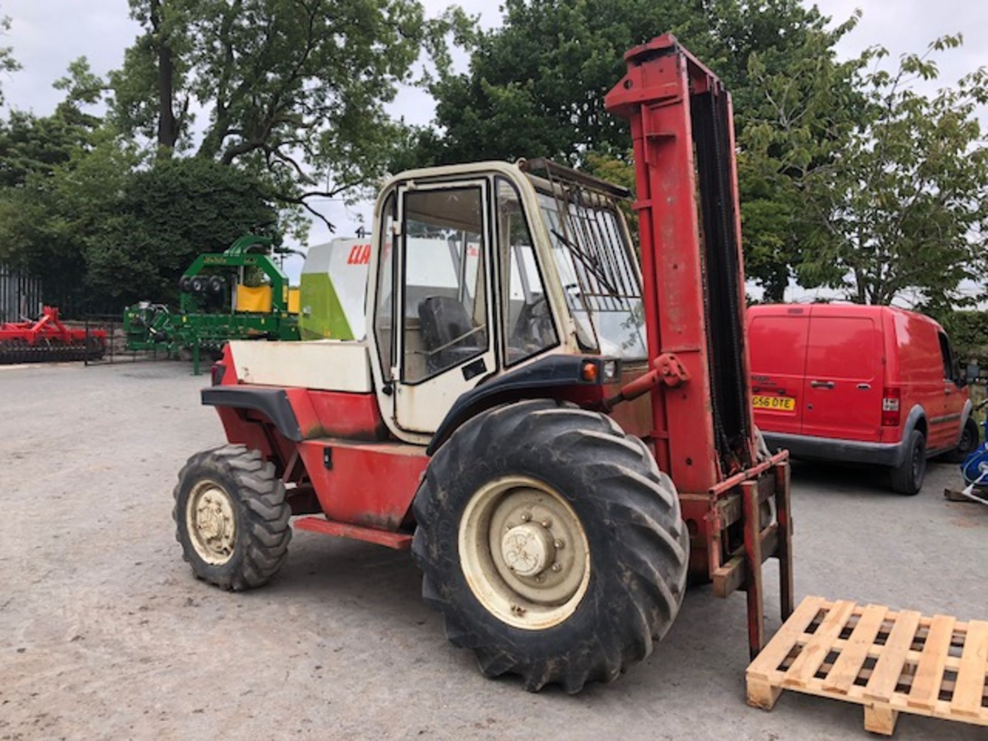 MANITOU FORK LIFT BF 426 CP, MASTED FORK LIFT 4 WHEEL DRIVE WITH CAB