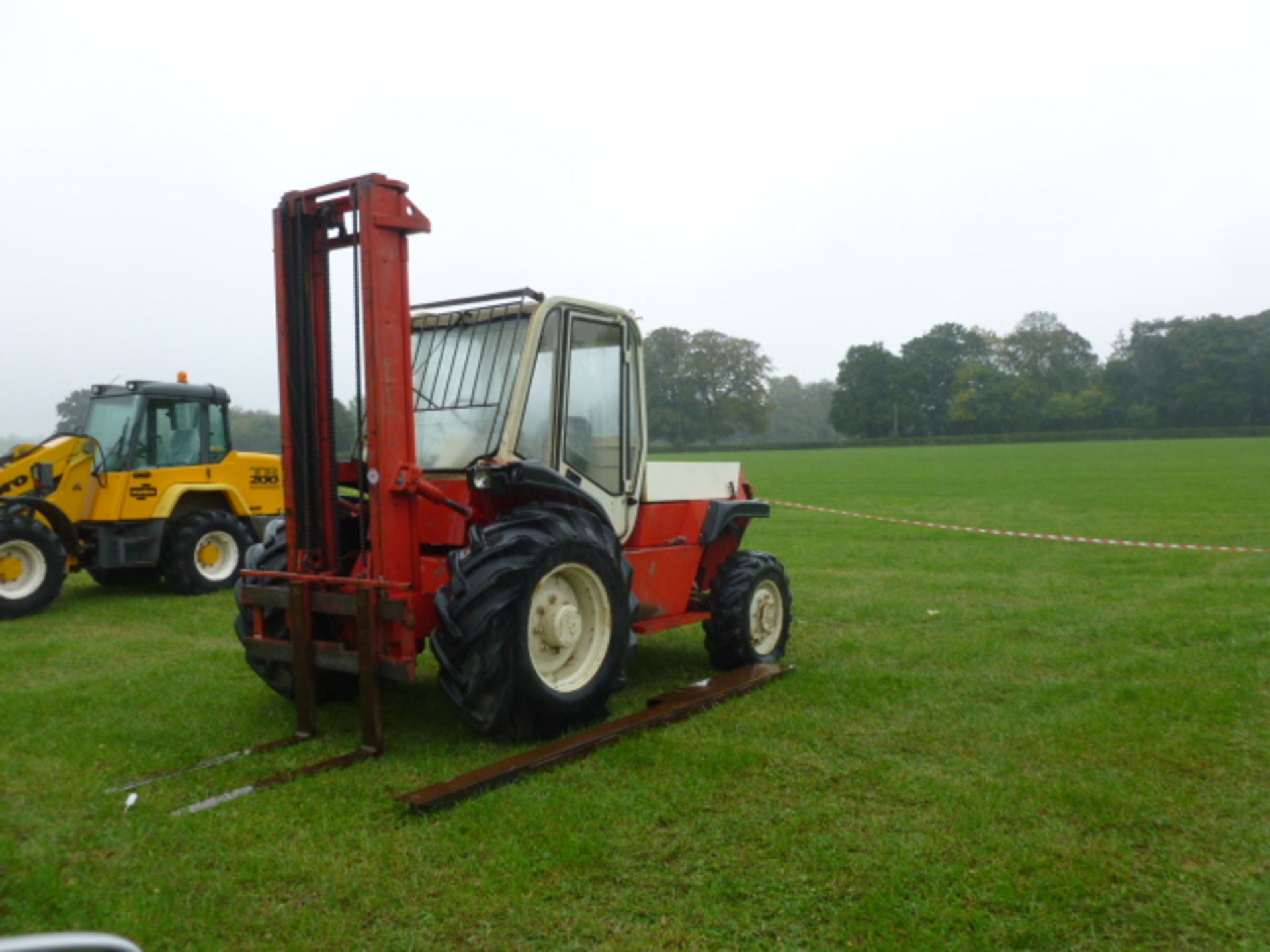 MANITOU FORK LIFT BF 426 CP, MASTED FORK LIFT 4 WHEEL DRIVE WITH CAB - Bild 2 aus 2