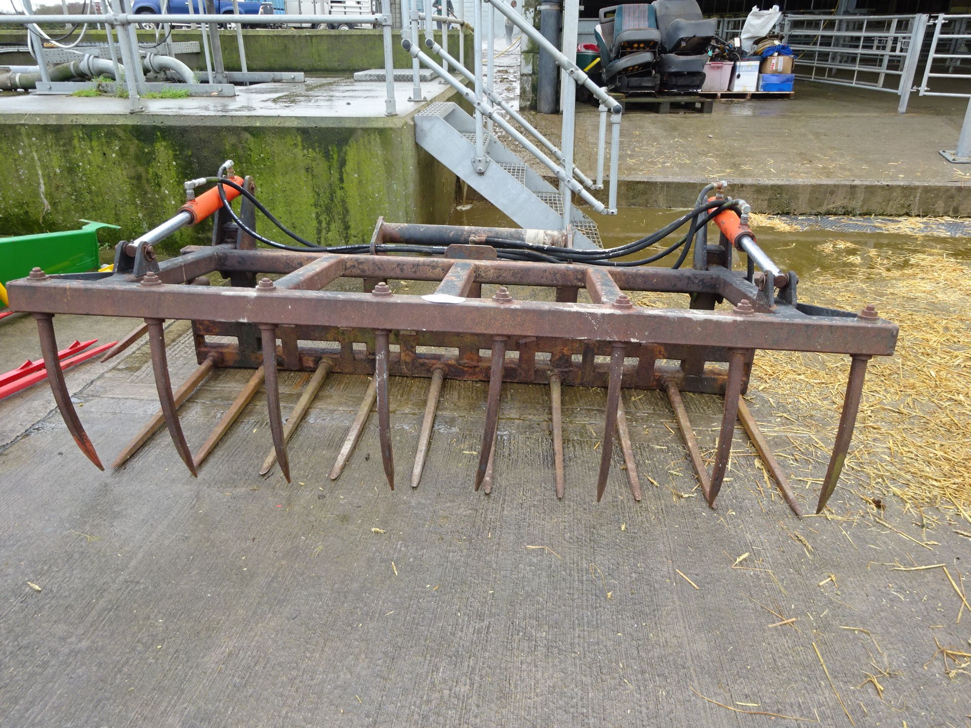 MUCK GRAB WITH MANITOU BRACKETS