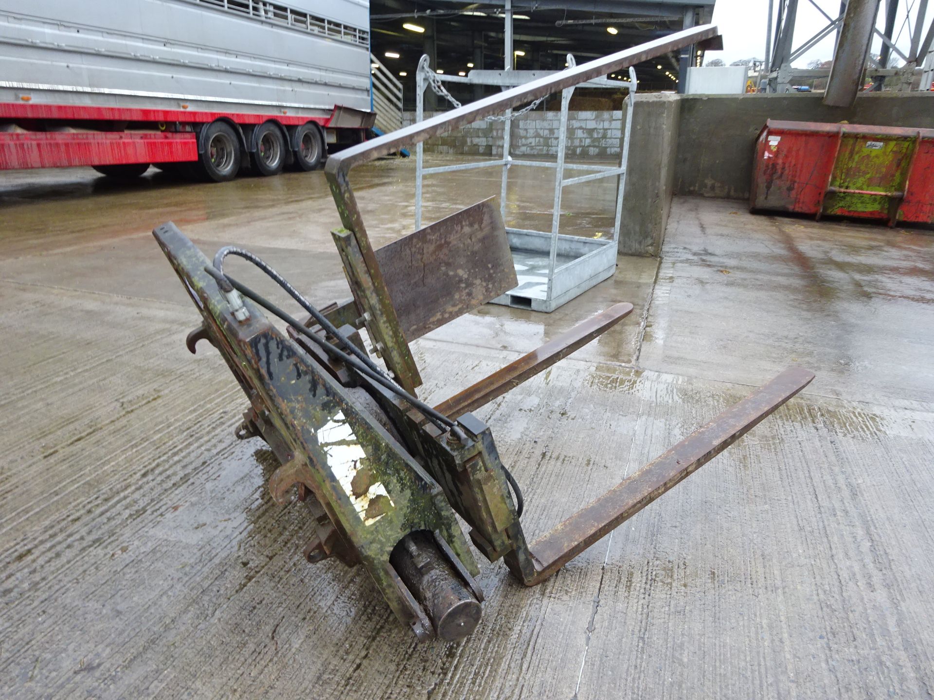 FRONT END LOADER BOX TIPPER ON EURO BRACKETS