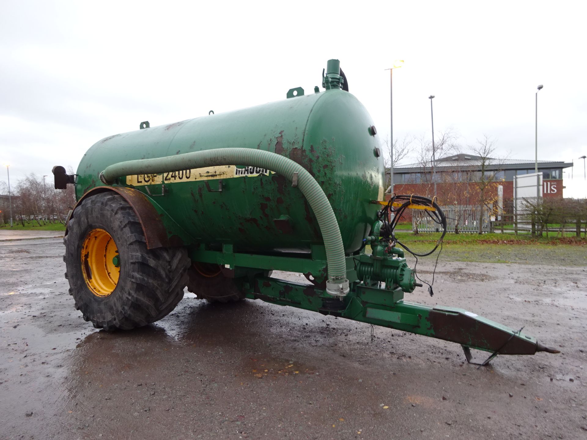 MAJOR 2400 LPG TANKER ON ALLIANCE 800/65 R32 TYRES