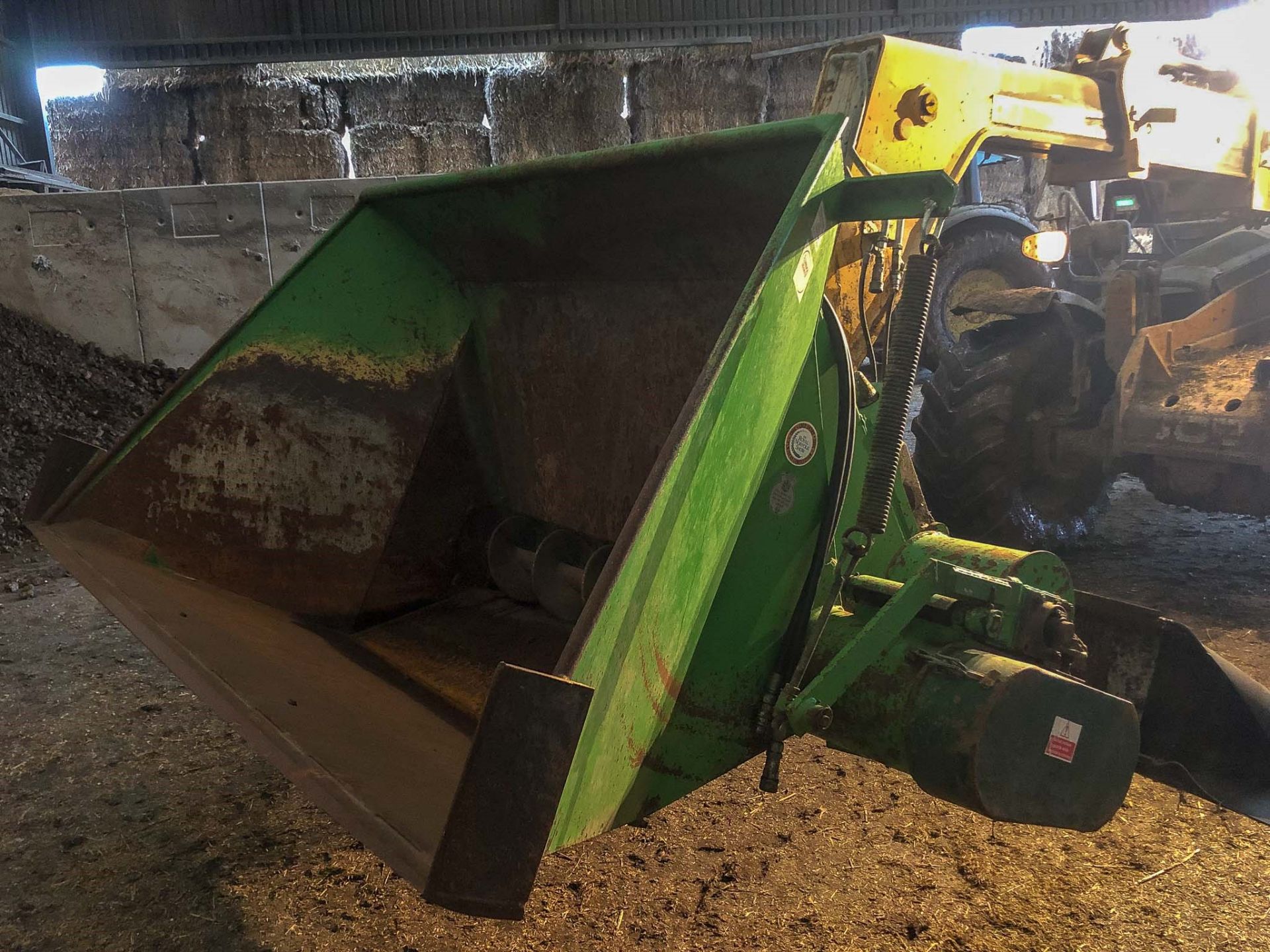 (2010) K.W. AUGER BUCKET BEET CRUSHING ROLLERS