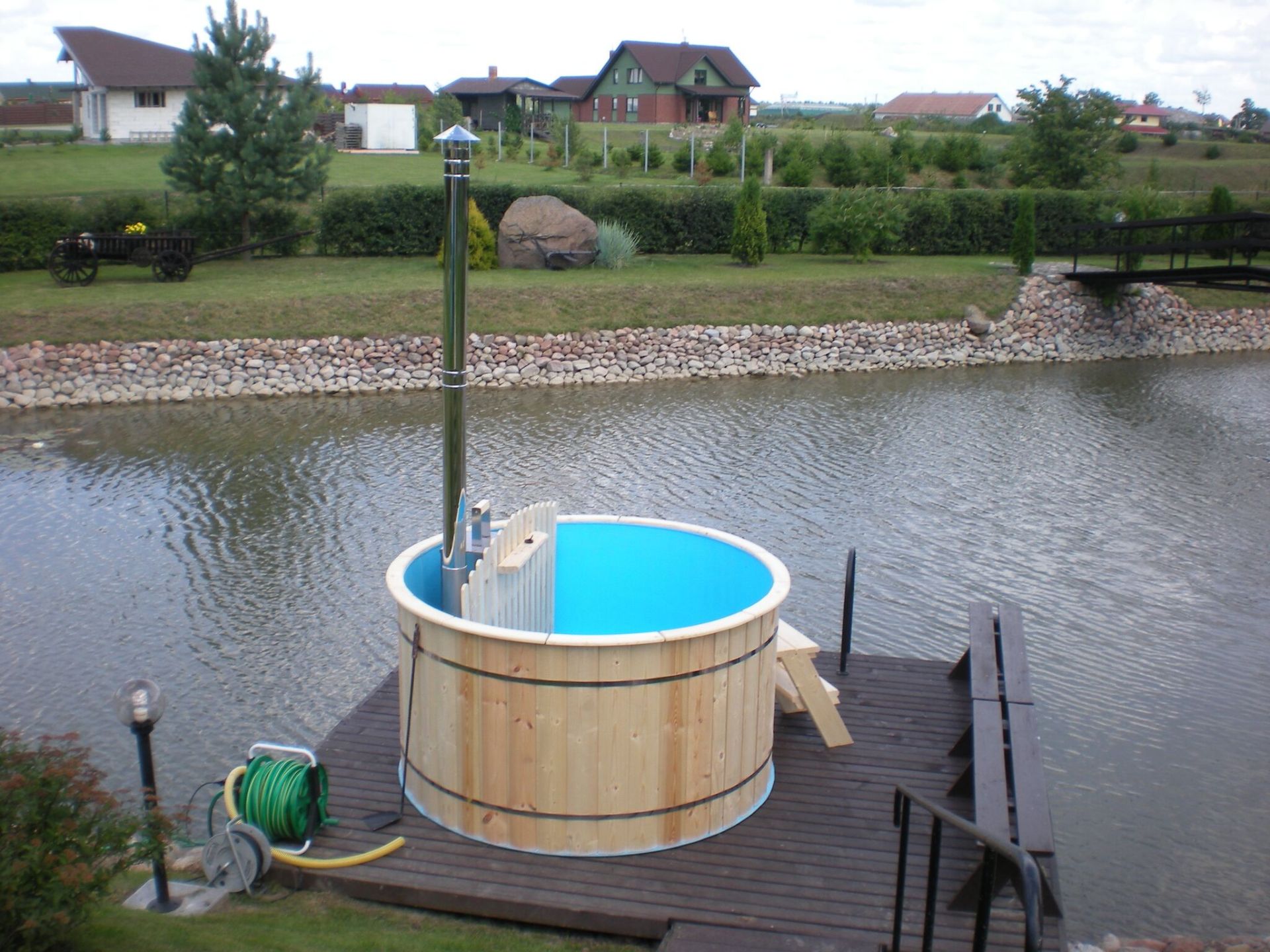 V Brand New 1.5m Polypropylene Hot Tub with Wooden Finishing and Stainless Steel Heater with Chimney