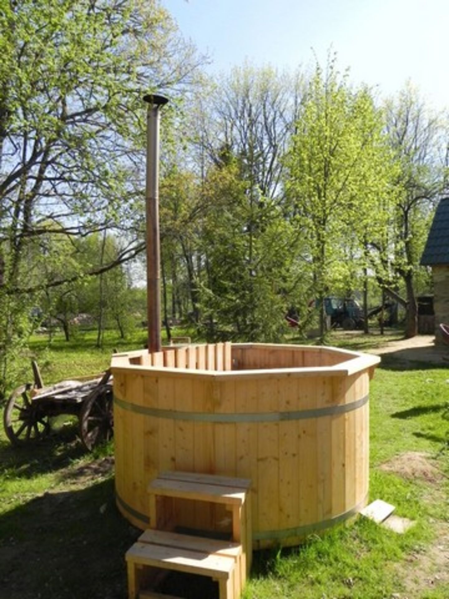 V Brand New 2.2m Spruce Hot Tub with Heater Inside - Stainless Steel Heater with Chimney - Stainless - Image 3 of 3