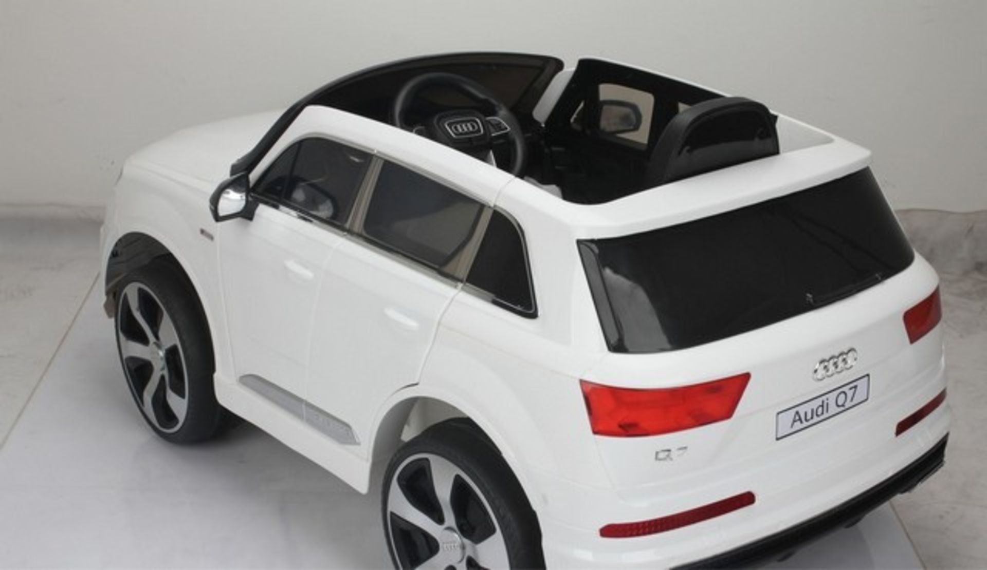 V Brand New Audi Q7 Ride-On Car - eBay Price £265.99 - Up To 5mph Engine & Horn Sound.... - Image 2 of 2