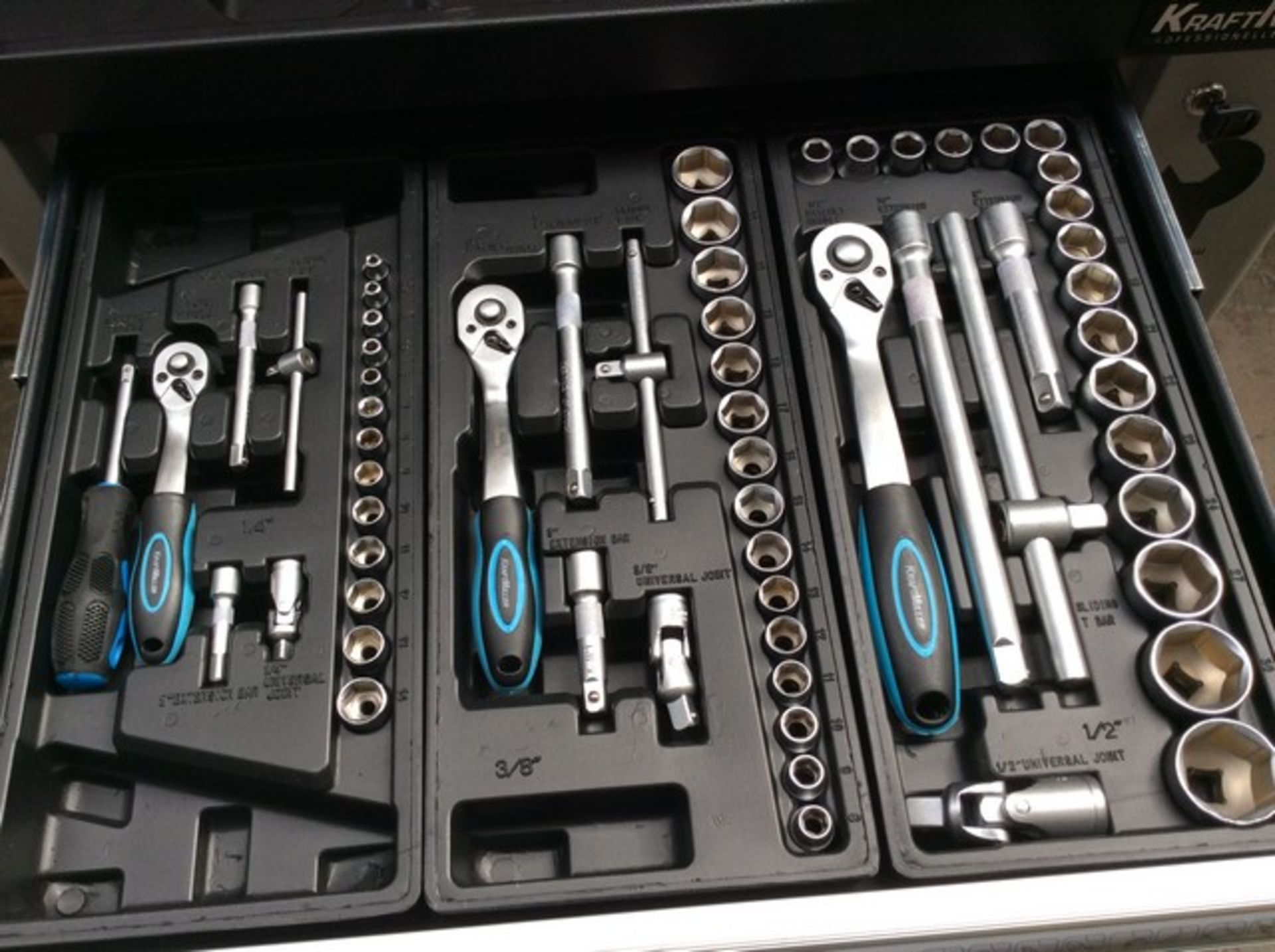 V Brand New Seven Drawer Locking Garage Tool Cabinet With Side Door on Lockable Casters - - Bild 4 aus 8