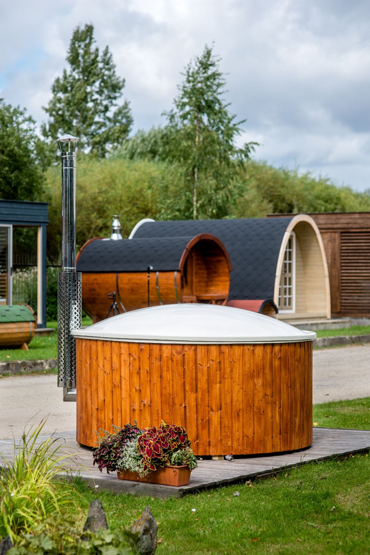 V Brand New Luxurious Extra Large Thermo Wood 1.8m Hot Tub With Air Bubble & Hydro Massage - Image 2 of 4