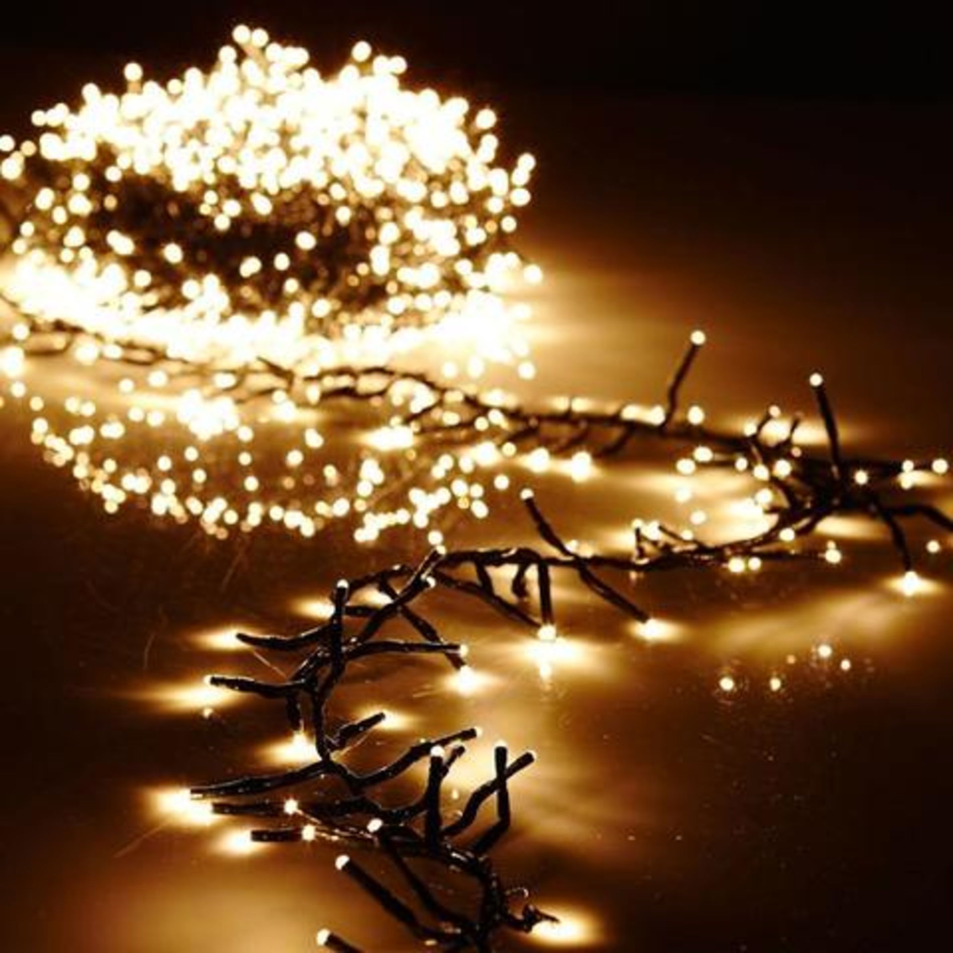 V Brand New 28 Metres (2160 Individual LED's) White Indoor & Outdoor Cluster LED Christmas