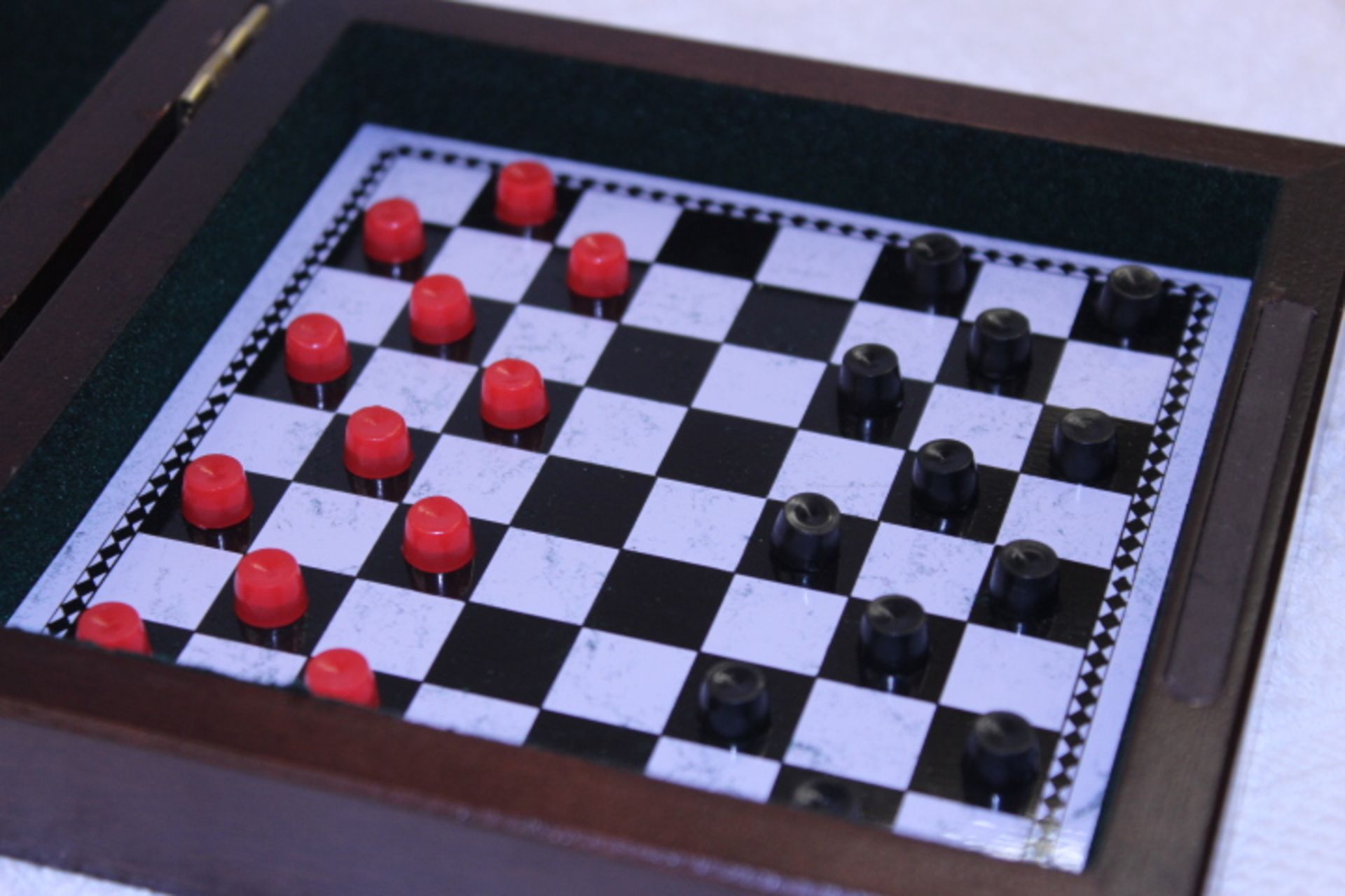 Brand New Magnetic Chess & Draughts Travel Set In Presentation Box - Image 3 of 4