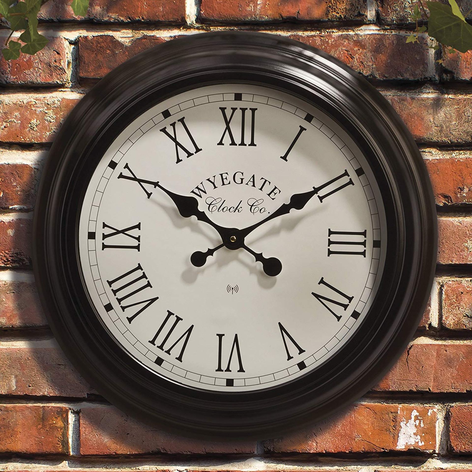 V Brand New Large Wyegate Garden/Indoor Clock (Radio Controlled) - 50cm - Black - RRP £29.99 - Roman