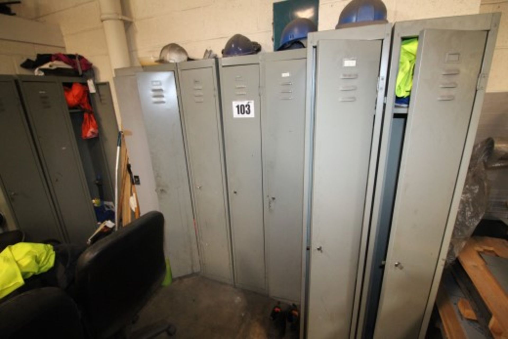 10x 6' TALL SINGLE DOORED LOCKERS (7 WITH KEYS)