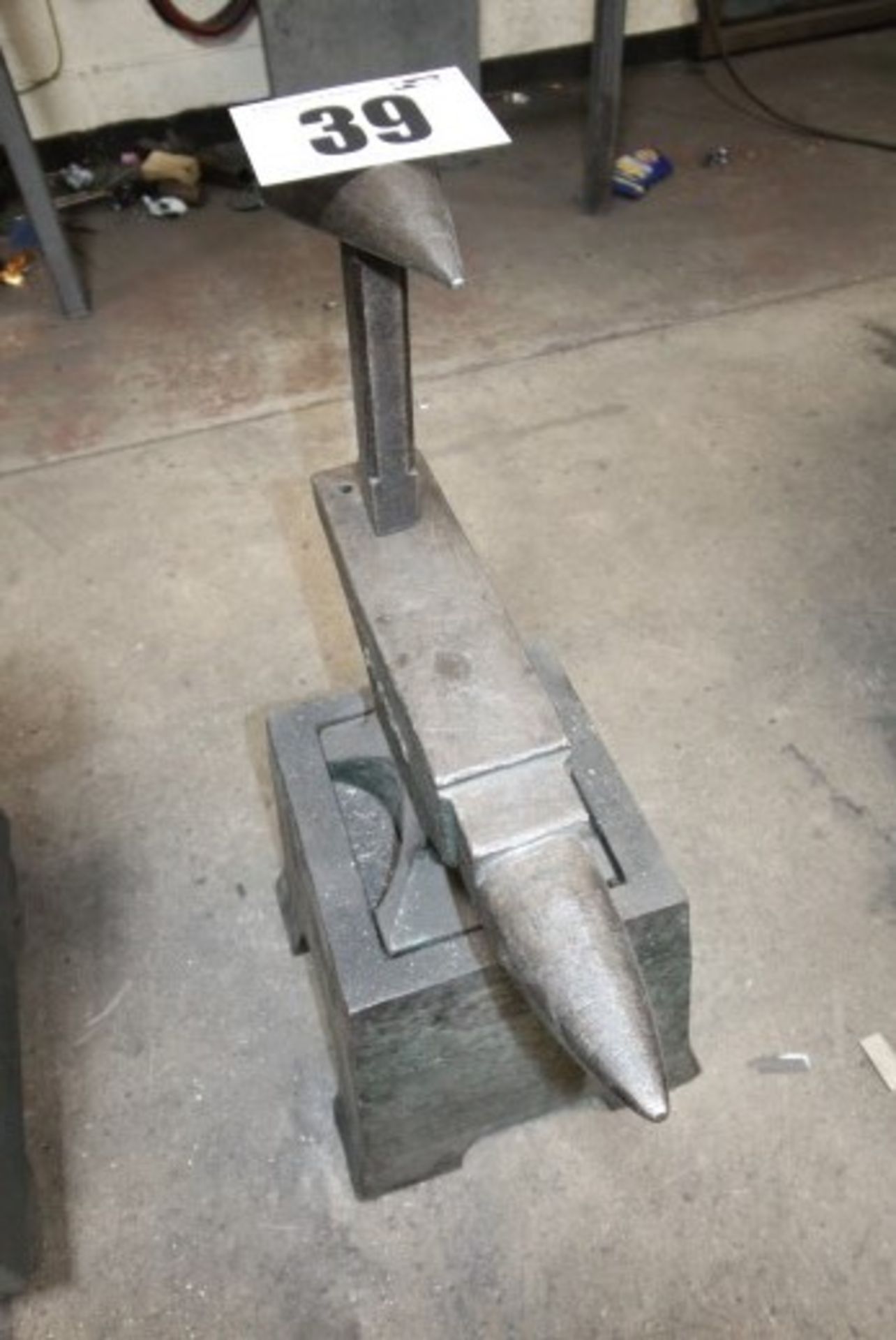 51 KILO ANVIL ON STAND COMPLETE WITH SMALL COBBLERS STYLE LAST
