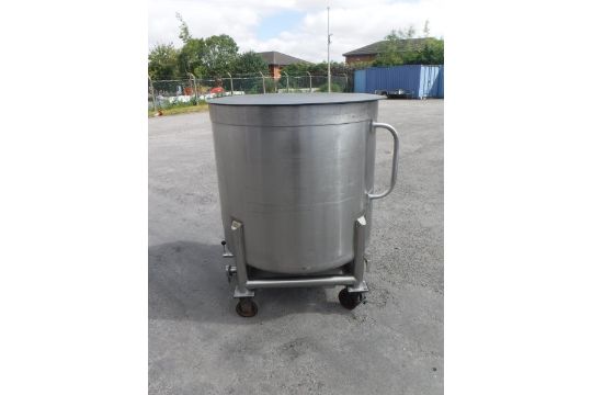 Stainless Steel Mobile Tank with Removable Plastic Lid and Valve. Volume : 750 litre aprox. Diameter - Image 5 of 7