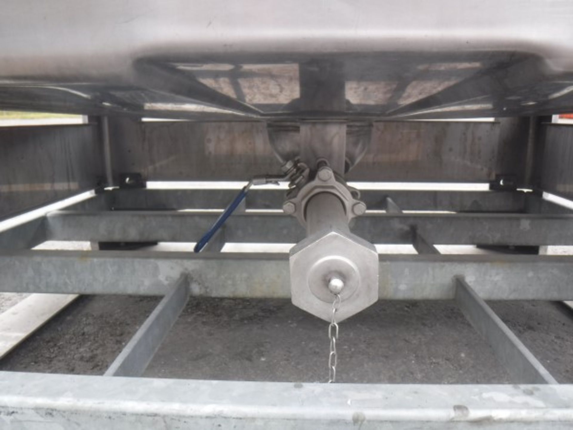 Stainless Steel IBC, 950 litres, Inspection Cover, 2 Filling Points and Pressure release Valve. 1 - Image 5 of 6