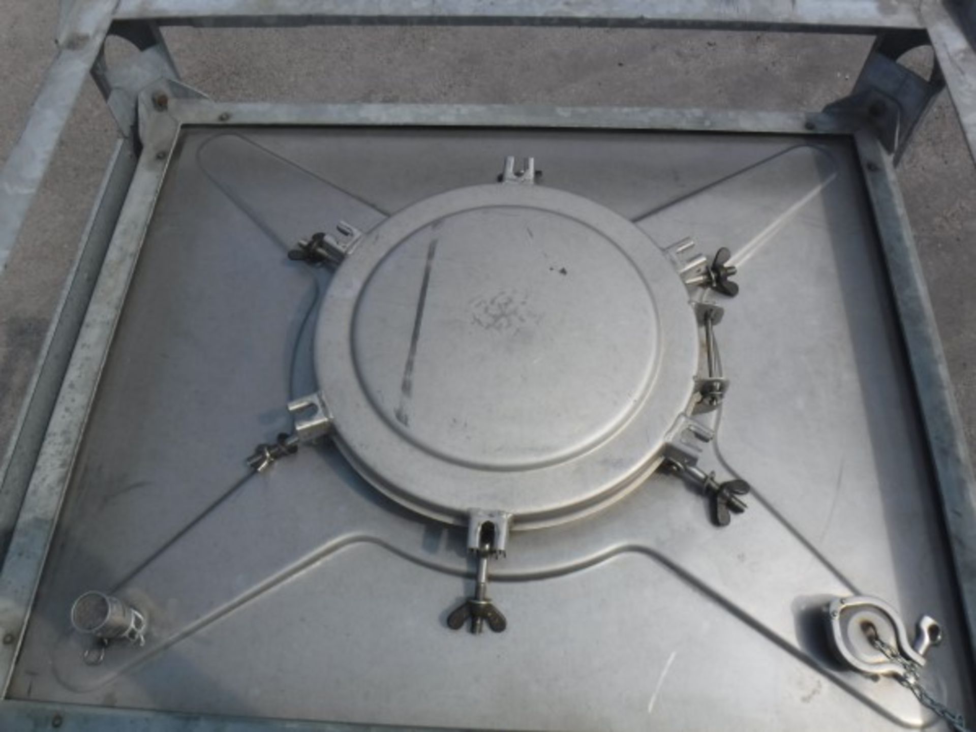 Stainless Steel IBC with Galvanised Protective Frame and Base (Frame can be removed) Capacity : 1000 - Image 4 of 6