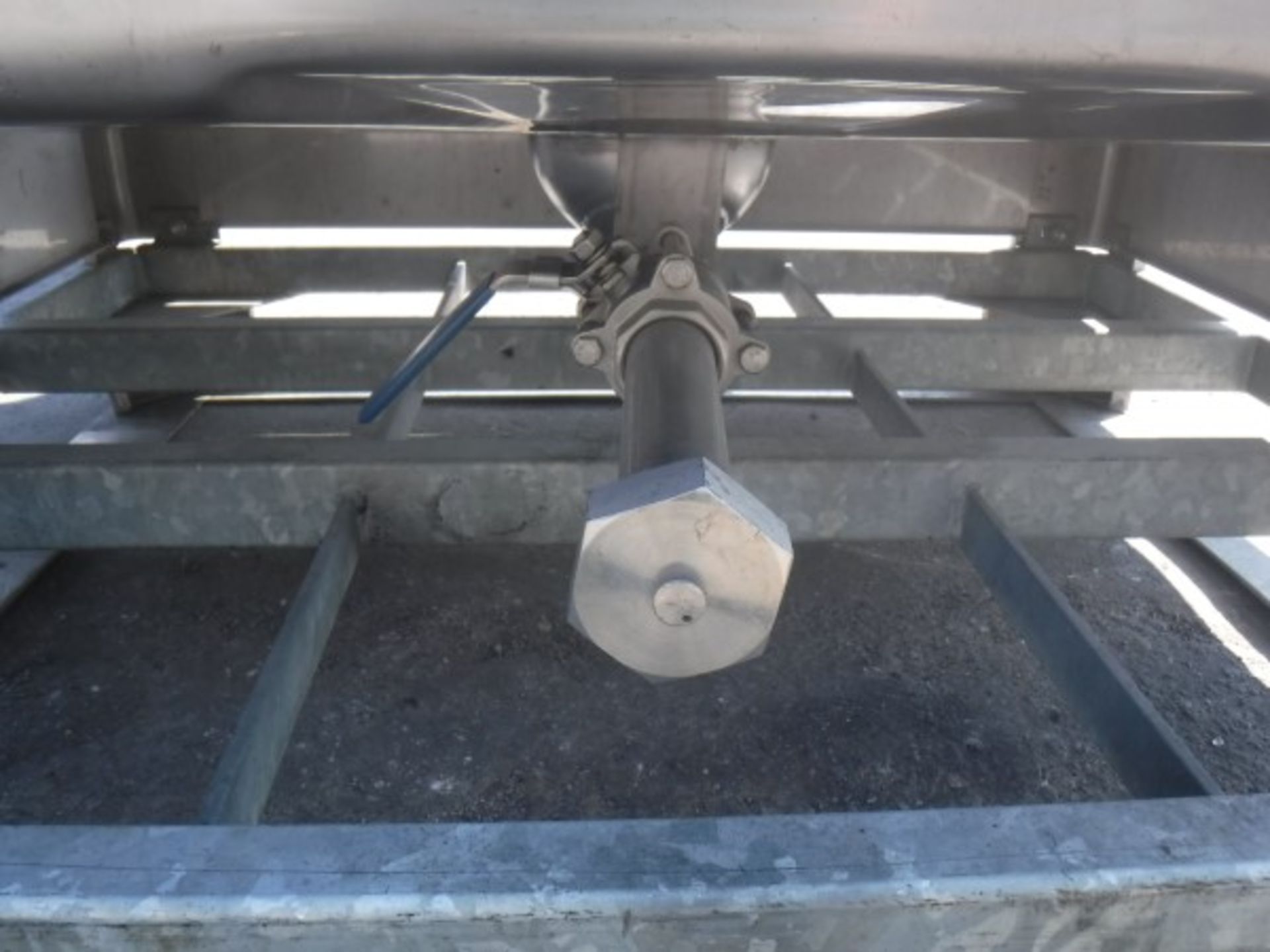 Stainless Steel IBC, 950 litres, Inspection Cover, 2 Filling Points and Pressure release Valve. 1 - Image 6 of 7