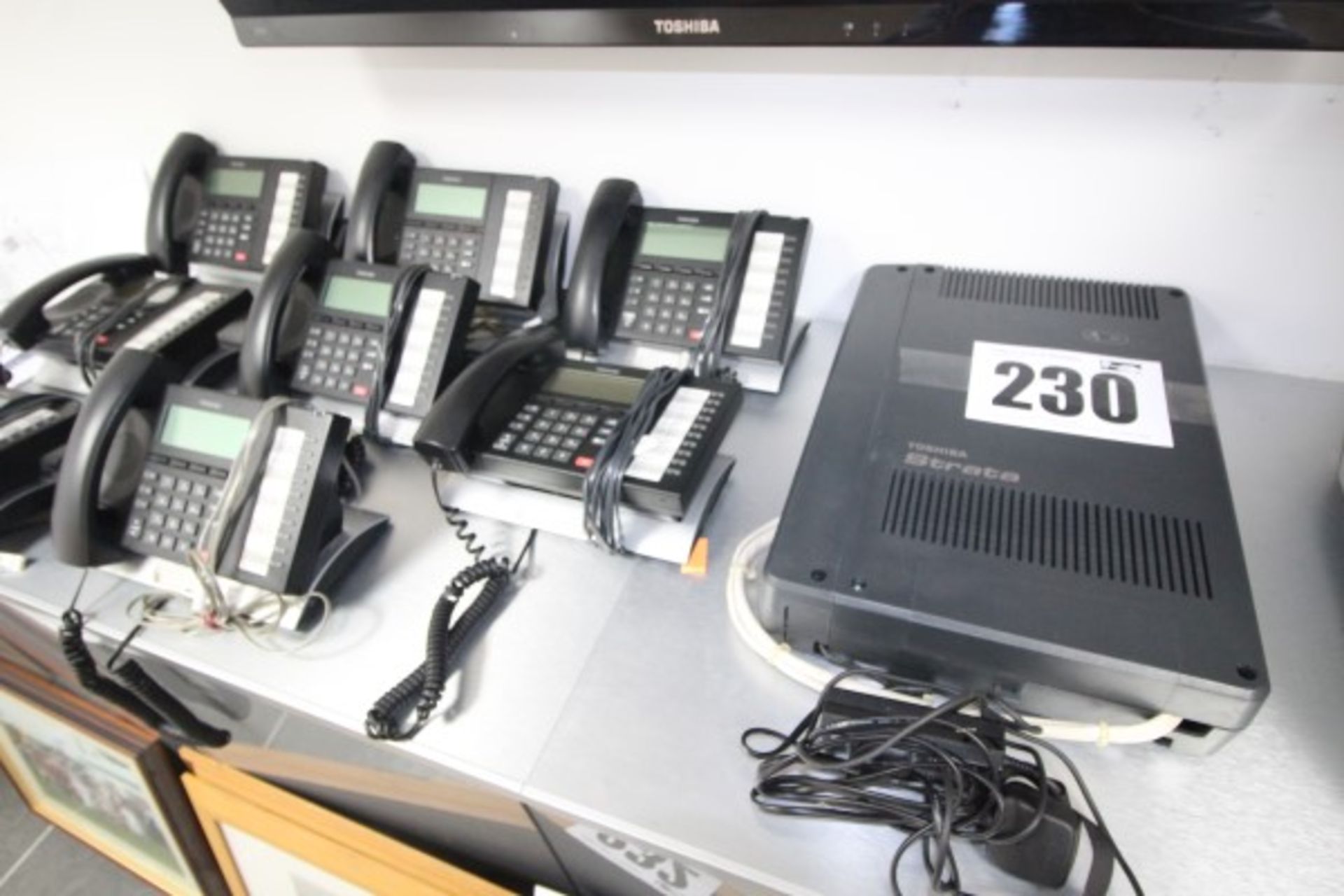 TOSHIBA STRATA TELEPHONE SYSTEM COMPRISING 8 BLACK HANDSETS & CONTROL BOX