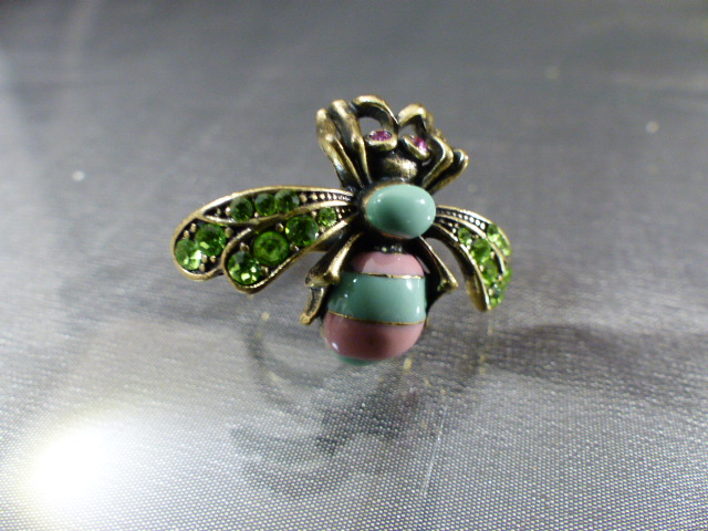 Kitsch bug ring by 'Bohm' in pink and Turquoise enamel with green paste set wings and red eyes, - Image 3 of 3