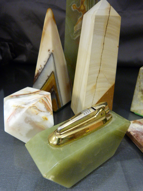 Collection of Semi Precious stone figures and items. Onyx Ronson Table lighter, White marble - Image 22 of 24