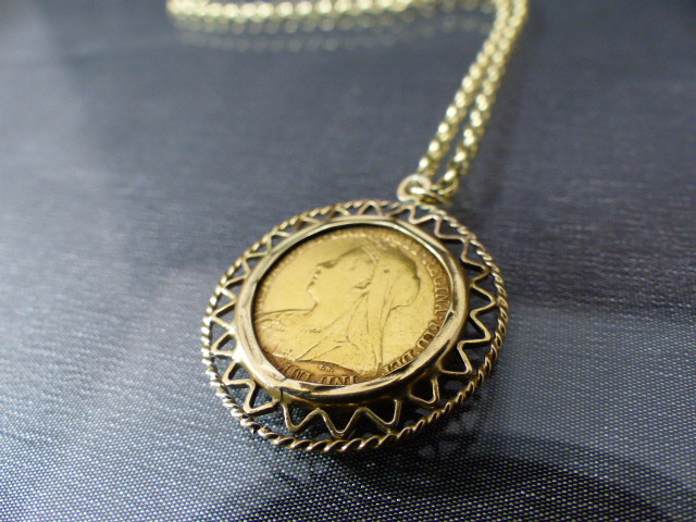 9ct Gold Belcher chain with half sovereign in 9ct Gold mount Total Weight approx - 10.4g - Image 3 of 8