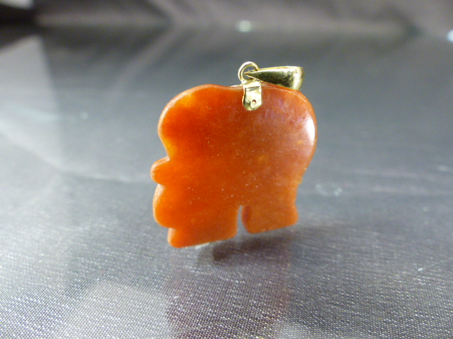 Small 14K Gold and Jade Elephant Pendant measuring approx 25.5mm x 34.5mm long to include bale. - Image 3 of 3