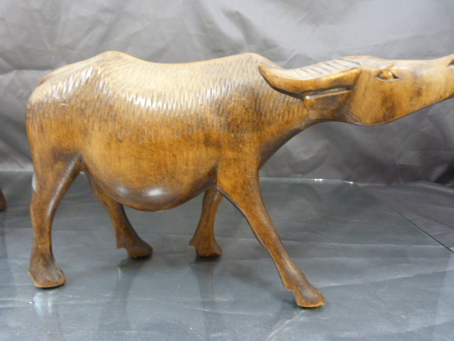 Carved African Hardwood - To include two carved water Buffalo one bearing label Mabuhay Treasure - Image 12 of 14