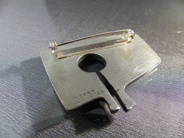 Modernist Contemporary (Sweden) Pewter brooch by Rune Tennesmed, measuring approx 34.1mm x 42.1mm - Image 2 of 3