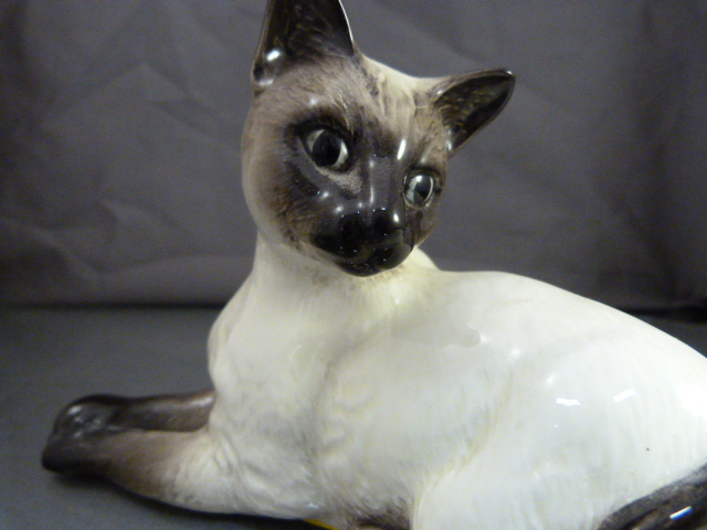 Beswick figure of a recumbent cat. Model Number 1558. - Image 4 of 5