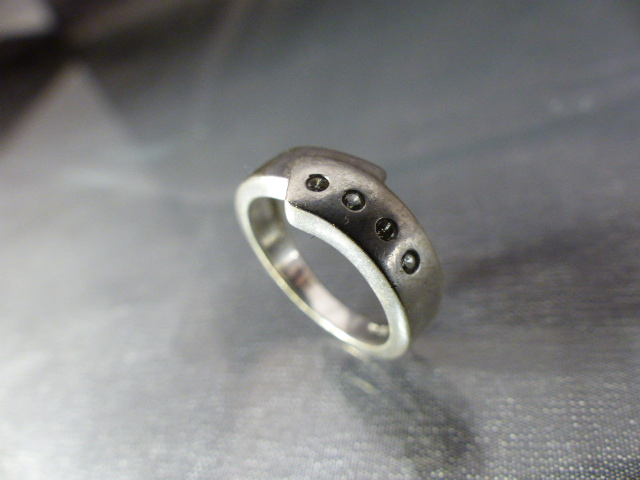 Silver 925 diamonds set ring. The stylised approx 5.5mm band overlapping design is set with 4 - Image 2 of 5