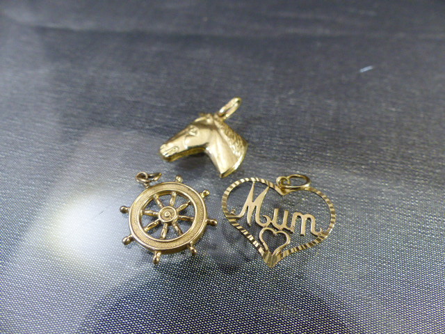 Three Gold Charms - (1) Ships wheel approx 4.8mm in diameter plus full 375 Birmingham hallmarks. (2) - Image 3 of 4