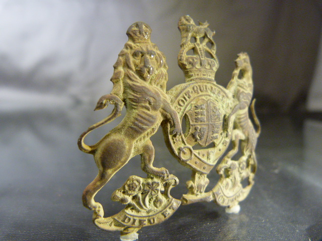 Metal cap badge - Words written - SOIT QUI MALY PENSE, DIEU ET MON DROIT. (field find) - Image 3 of 3